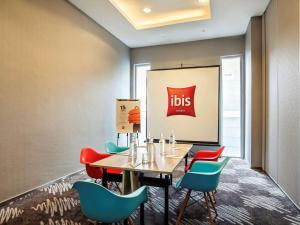 Khu vực ghế ngồi tại Ibis Jakarta Harmoni