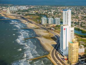 een luchtzicht op een strand met gebouwen en de oceaan bij ibis Cartagena Marbella in Cartagena