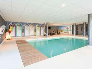 Bazén v ubytování ibis Styles Vierzon nebo v jeho okolí