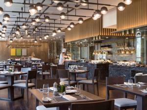 A restaurant or other place to eat at Pullman Taiyuan