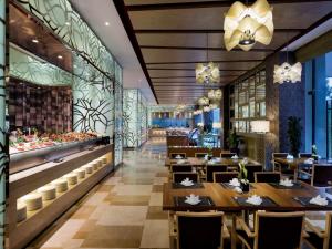 A restaurant or other place to eat at Pullman Wenzhou