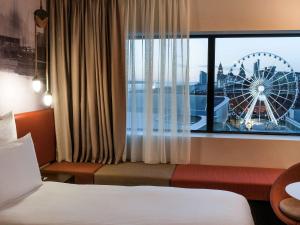 Tempat tidur dalam kamar di Pullman Liverpool