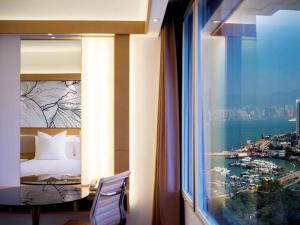香港的住宿－柏寧酒店，客房设有带床的窗户,享有美景。