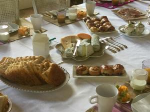 Сніданок для гостей Château des Essards avec piscine et jacuzzi