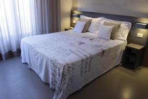 A bed or beds in a room at Hotel Crystal