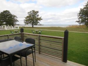 シーピンスリーにあるStrandbaden Köpingsvikの海の景色を望むデッキ(テーブル、椅子付)