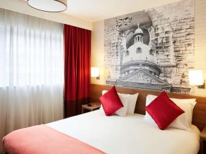 A bed or beds in a room at Aparthotel Adagio Birmingham City Centre