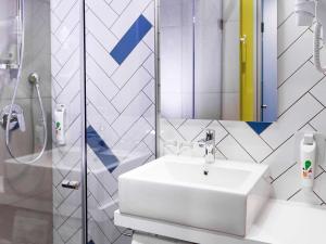 Koupelna v ubytování Ibis Styles Lviv Center + 37 fotografií