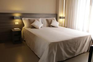A bed or beds in a room at Hotel Crystal