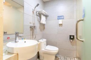 Een badkamer bij YIMI Hotel Guangzhou International Convention and Exhibition Center Guangzhou Tower Branch