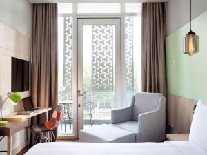 Ibis Styles Jakarta Sunter tesisinde bir oturma alanı