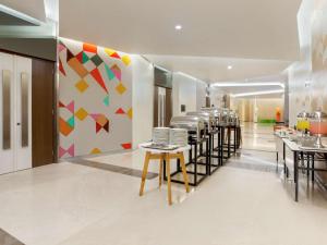Restoran või mõni muu söögikoht majutusasutuses Ibis Styles Jakarta Sunter