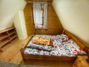 Giường trong phòng chung tại Vikendica NEVEN