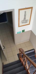 una escalera en un edificio con una foto en la pared en Hotel Asiris, en Brujas