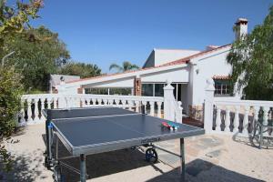 una mesa de ping pong frente a una casa en TESS Villa Fleury, en Alhaurín de la Torre