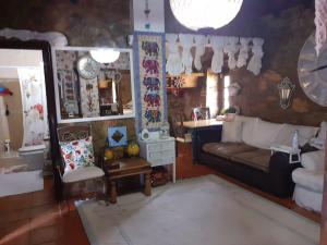 ein Wohnzimmer mit einem Sofa und einem Tisch in der Unterkunft Casa do Trapo in Abrantes