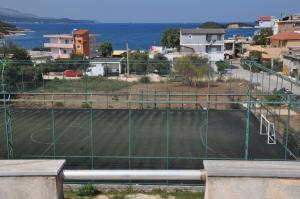 een tennisbaan in een stad met de oceaan bij Villa Edi&Linda in Ksamil