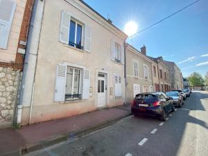 a street with cars parked on the side of a building at London in Montargis