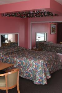 橋景鎮的住宿－布里奇維爾鈕瑞萊克斯酒店，酒店客房设有两张床和一张桌子。