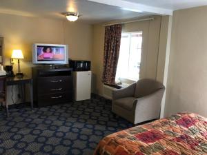 TV a/nebo společenská místnost v ubytování Haven Inn of Chico