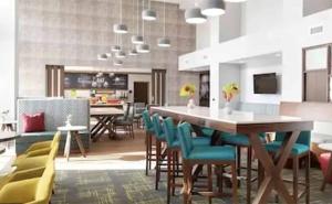 莫纳汉斯Hampton Inn Monahans, Tx的有桌子和椅子的餐厅