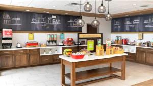 莫纳汉斯Hampton Inn Monahans, Tx的餐厅内带柜台的厨房