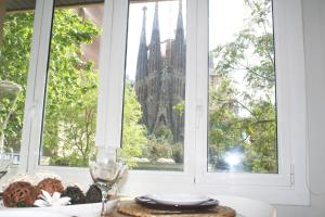バルセロナにあるApartment Carrer Lepantの大聖堂を望む窓付きテーブル