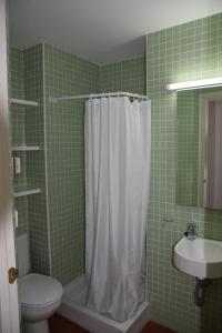 プラヤ・デアロにあるMar I Llumの緑のタイル張りのバスルーム(シャワー、トイレ付)
