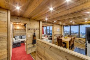 a log cabin with a dining room and a living room at Appartement d'exception Tignes in Tignes
