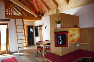 Habitación con sala de estar con TV y mesa. en SECRET WELLNESS en Bodonci
