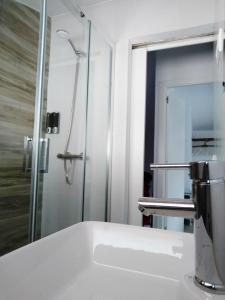 un baño con lavabo y ducha en Casa Rural Teresa, en El Molar