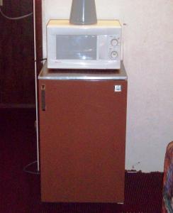 a microwave oven sitting on top of a counter at Hilander Motel in Mountain Home