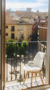 A balcony or terrace at Domus Apartamentos Granada con parking gratuito en pleno centro