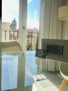A balcony or terrace at Domus Apartamentos Granada con parking gratuito en pleno centro