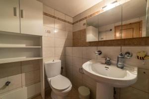 un bagno con un water bianco e un lavandino di Menecrates Rustic - San Matteo ad Ágios Matthaíos