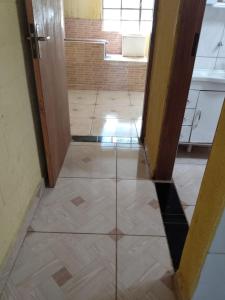 イビウーナにあるChácara Temporada Locação em Ibiúnaのタイルフロアの部屋 +25枚の写真