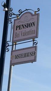 Ein Schild für ein Restaurant mit dem Namen „Valentinian“ und ein Schild für einen Aldiologen in der Unterkunft Pension Bei Valentina in Wertheim