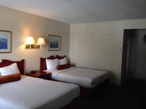 Postel nebo postele na pokoji v ubytování Knights Inn Lethbridge