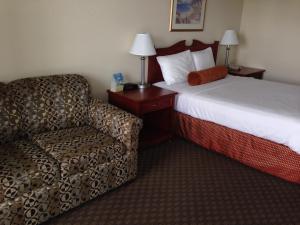 Postel nebo postele na pokoji v ubytování Knights Inn Lethbridge