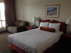Postel nebo postele na pokoji v ubytování Knights Inn Lethbridge