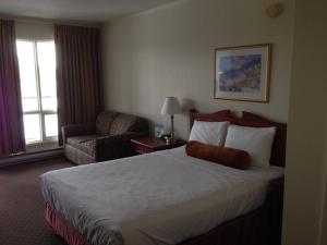 Postel nebo postele na pokoji v ubytování Knights Inn Lethbridge