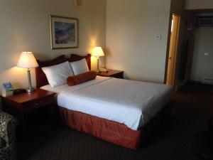 Postel nebo postele na pokoji v ubytování Knights Inn Lethbridge
