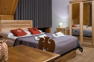 una camera d'albergo con due letti e un tavolo di Willa Pod Wierchami a Zakopane