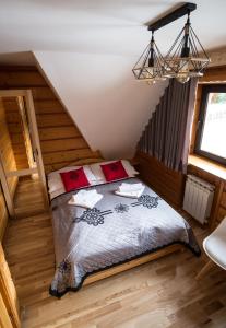 ein Schlafzimmer mit einem Bett in einem Zimmer in der Unterkunft Willa Pod Wierchami in Zakopane