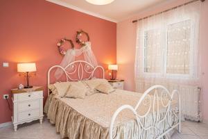 Posteľ alebo postele v izbe v ubytovaní FAIDRA SUPERB SEA VIEW APARTMENT IN ARGOSTOLI
