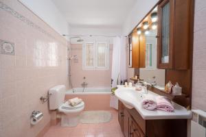 Kúpeľňa v ubytovaní FAIDRA SUPERB SEA VIEW APARTMENT IN ARGOSTOLI + 23 fotografií