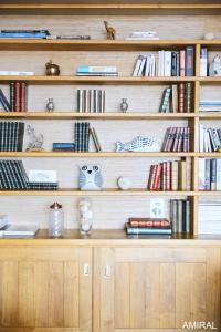 a book shelf filled with lots of books at Aux Premières Loges in Fécamp