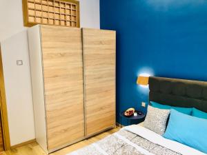 A bed or beds in a room at Royal Blue Grand Suite No 3