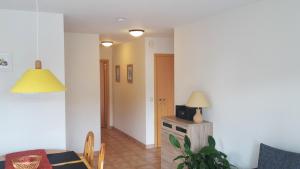 sala de estar con mesa y comedor en Seeholiday - Ferienwohnung Korte, en Meersburg