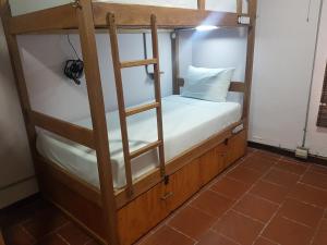 Voodi või voodid majutusasutuse Purple Monkey Hostel toas